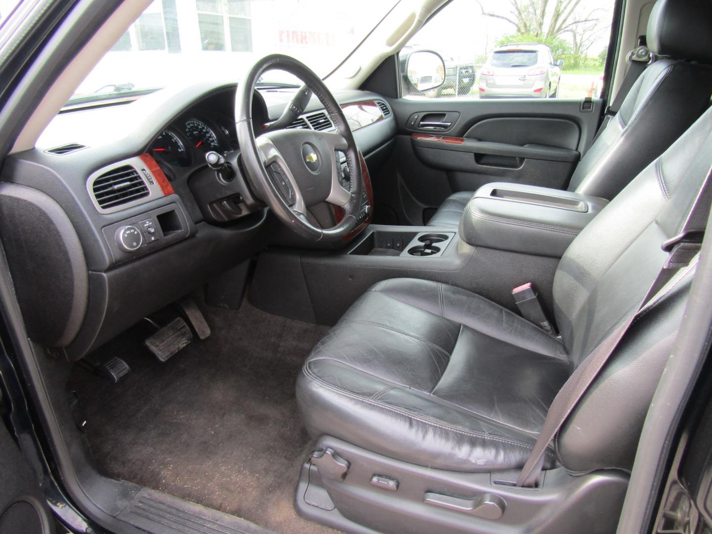 2014 Black /Black Chevrolet Suburban LT 1500 2WD (1GNSCJE00ER) with an 5.3L V8 OHV 16V FFV engine, Automatic transmission, located at 15016 S Hwy 231, Midland City, AL, 36350, (334) 983-3001, 31.306210, -85.495277 - Photo#3